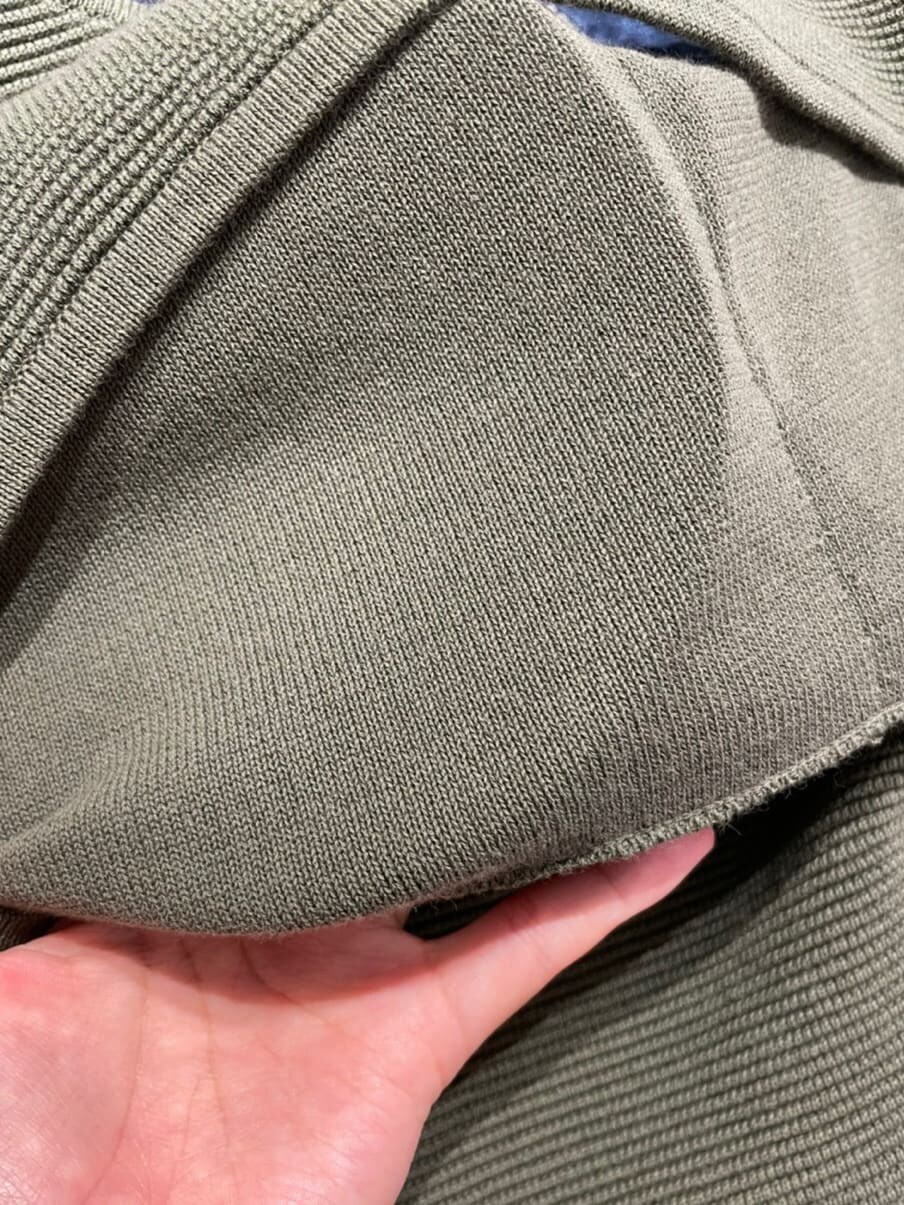 ブラック系のスカート、ブラック系のサンダル、ベージュ系のTシャツ/カットソーを着用したレディースの夏コーディネートの9枚目の写真