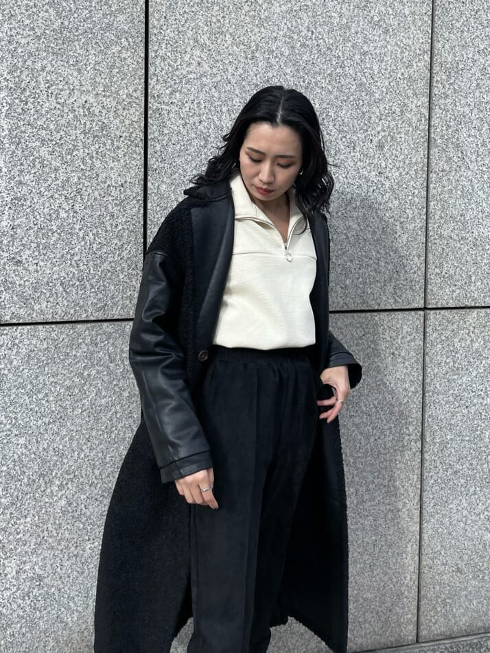 ブラック系のブーツ、ホワイト系のスウェット、ブラック系のその他アウターを着用したレディースの冬コーディネートの9枚目の写真