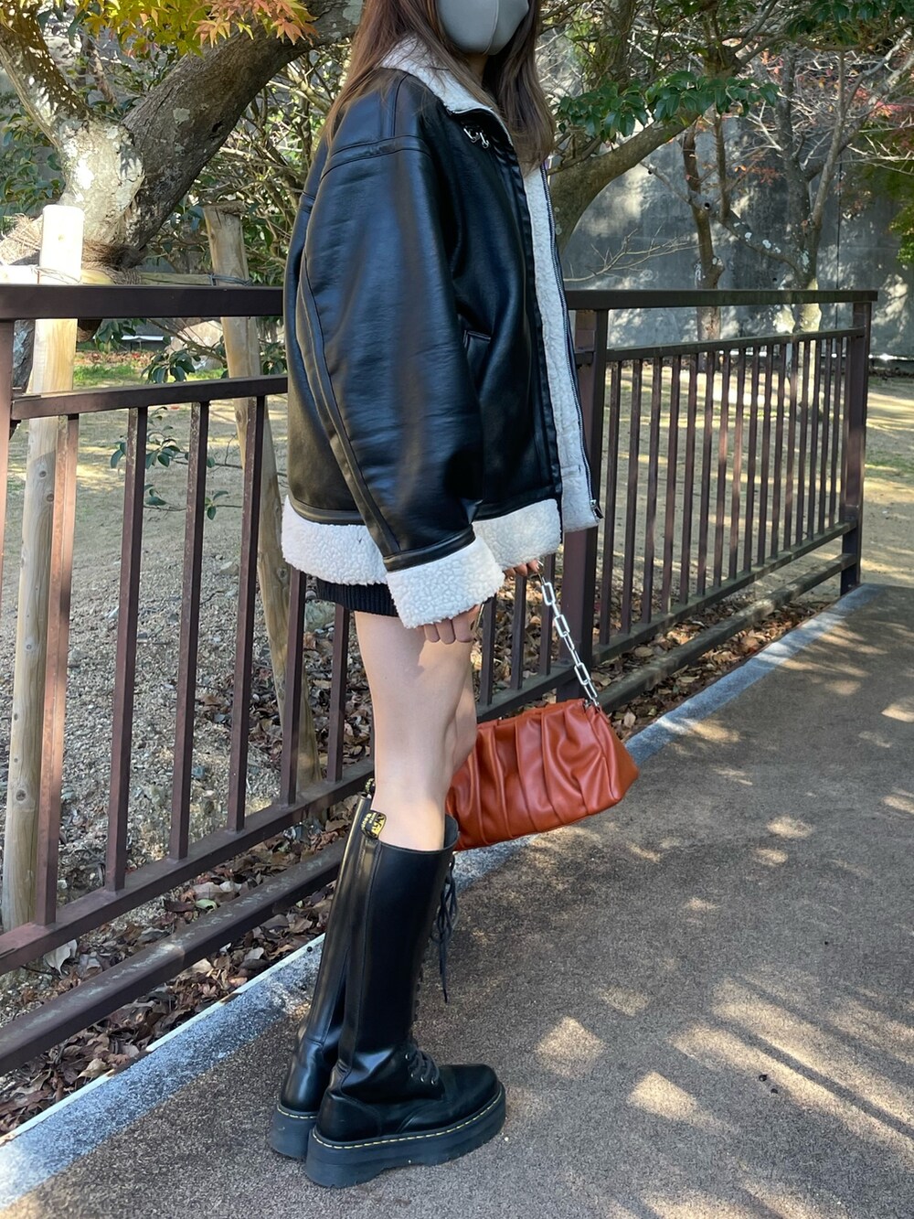 ブラック系のブルゾン、ブラック系のその他パンツを着用したレディースの冬コーディネートの3枚目の写真