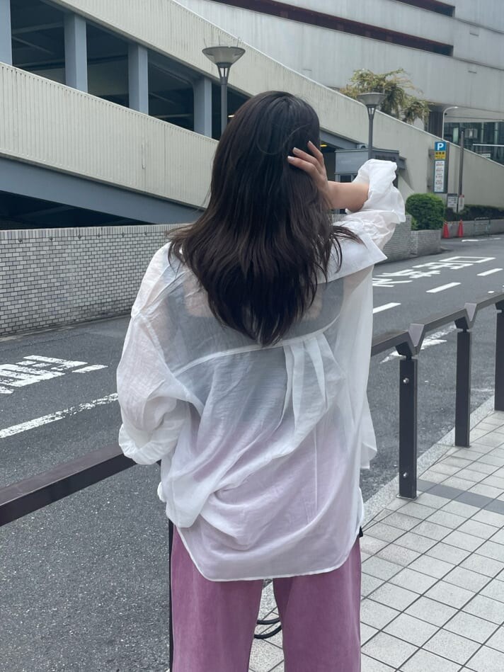 ブラック系のTシャツ/カットソー、ピンク系のデニムパンツ、ホワイト系のシャツ/ブラウスを着用したレディースの夏コーディネートの5枚目の写真