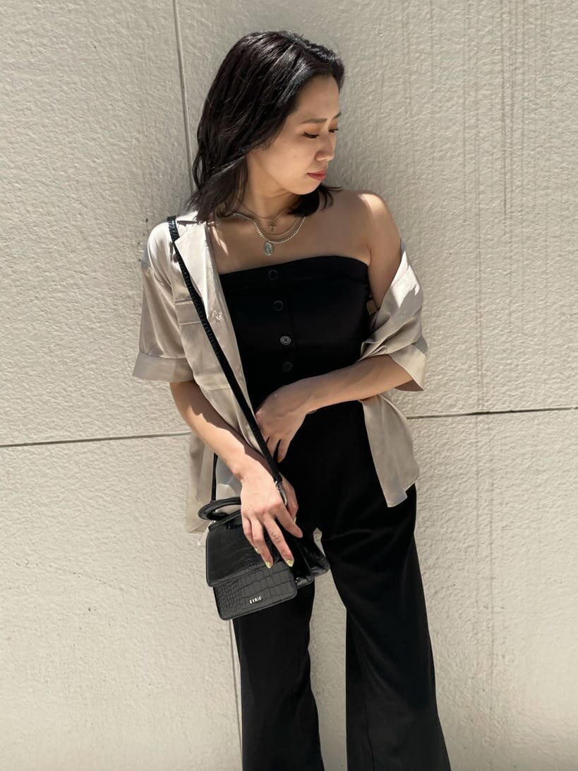 ブラック系のサンダル、ブラック系のつなぎ/オールインワン、ベージュ系のシャツ/ブラウスを着用したレディースの夏コーディネートの8枚目の写真