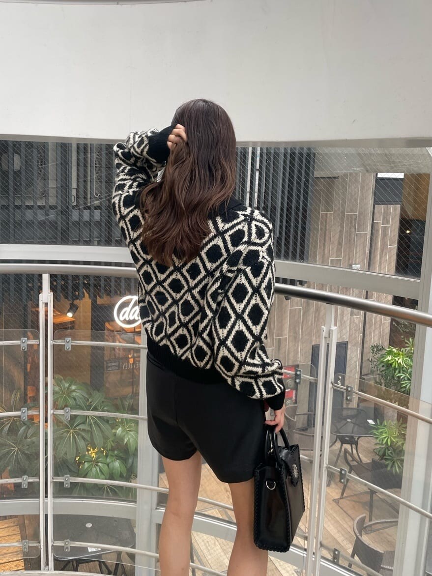 ブラック系のショルダーバッグ、ブラック系のその他パンツ、ブラック系のニット/セーターを着用したレディースの秋コーディネートの4枚目の写真