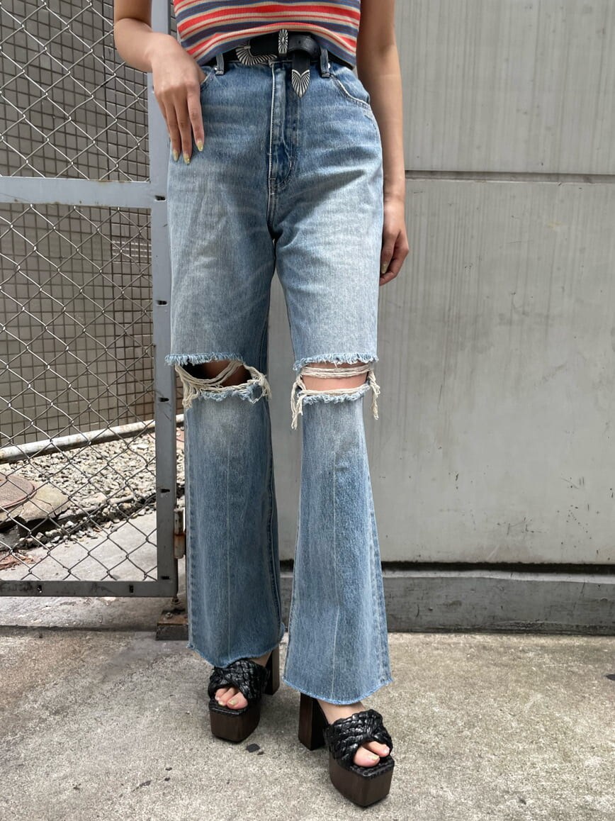 ブラック系のサンダル、ブルー系のデニムパンツ、オレンジ系のTシャツ/カットソーを着用したレディースの夏コーディネートの7枚目の写真