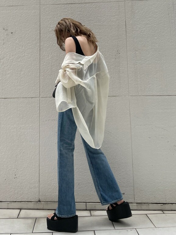 ホワイト系のシャツ/ブラウス、ブラック系のサンダル、ブルー系のデニムパンツを着用したレディースの夏コーディネートの2枚目の写真