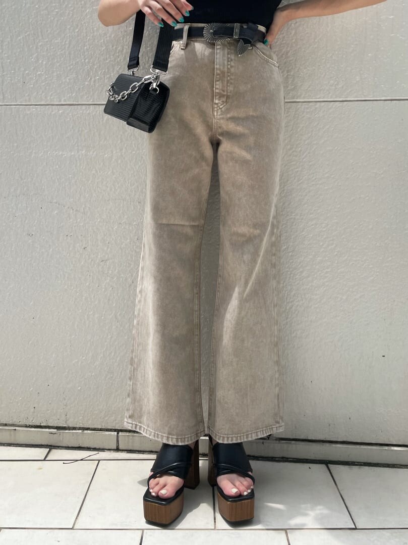 ブラック系のサンダル、ベージュ系のデニムパンツ、ブラック系のニット/セーターを着用したレディースの夏コーディネートの8枚目の写真