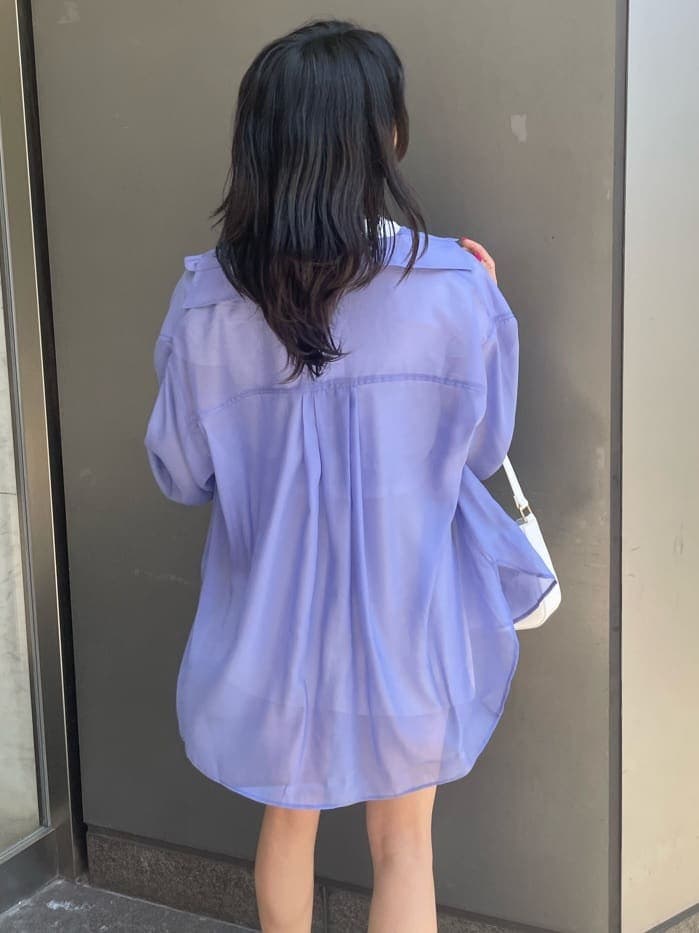 ホワイト系のTシャツ/カットソー、ホワイト系のスカート、ホワイト系のサンダルを着用したレディースの春コーディネートの4枚目の写真