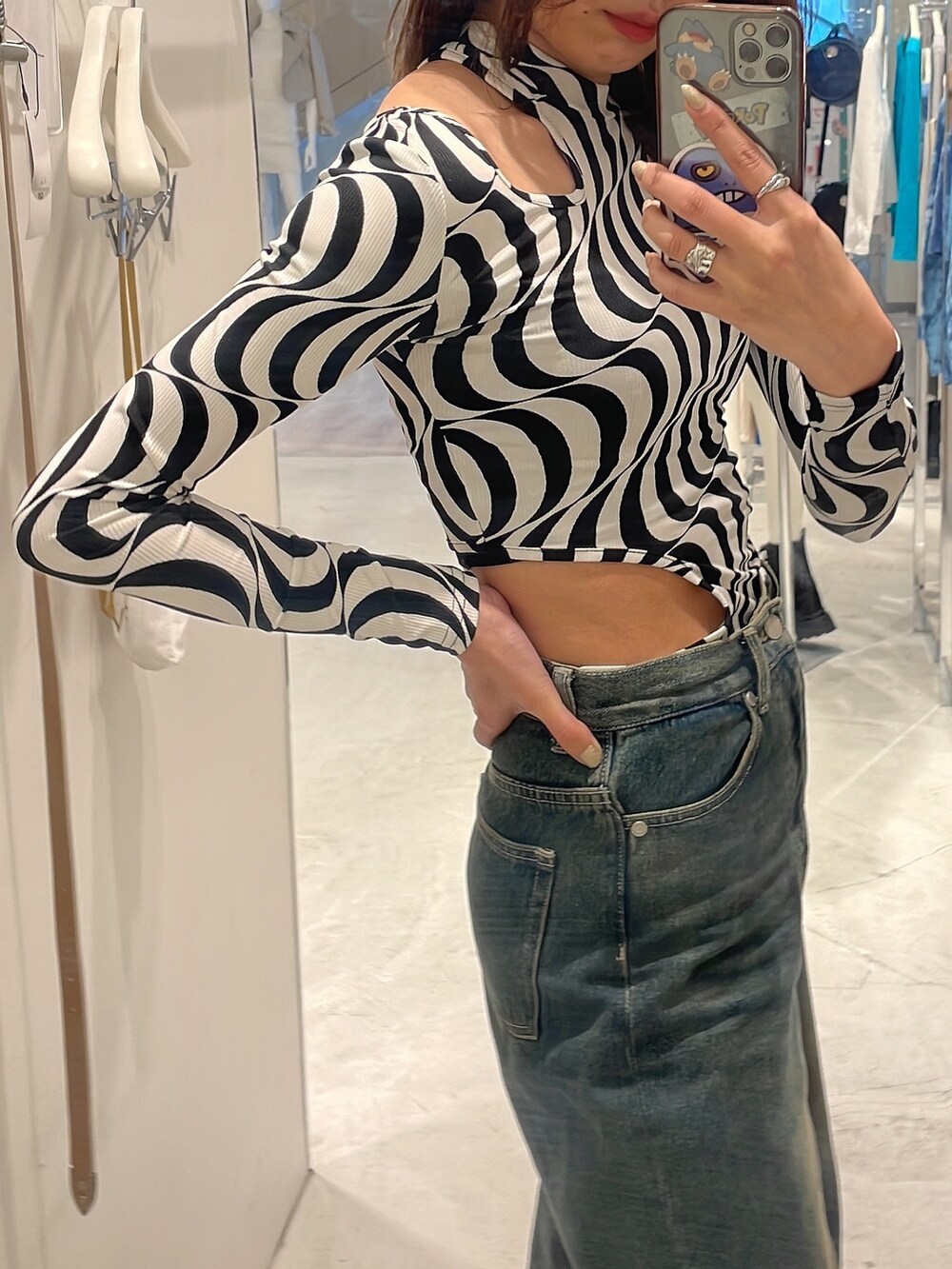 ブラック系のTシャツ/カットソー、ブラック系のブーツを着用したレディースの春コーディネートの3枚目の写真