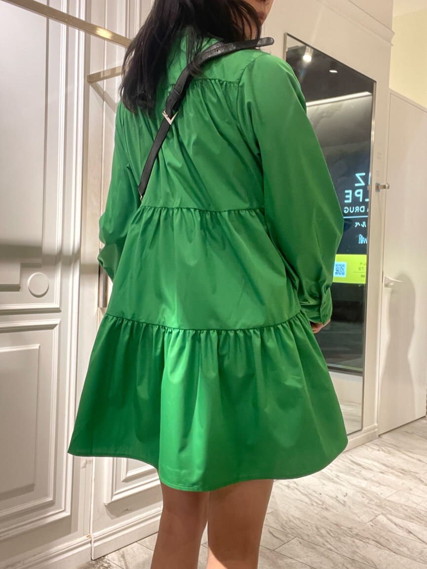 ブラック系のブーツ、グリーン系のシャツワンピース、ブラック系のボディバッグ/ウエストポーチを着用したレディースの冬コーディネートの4枚目の写真