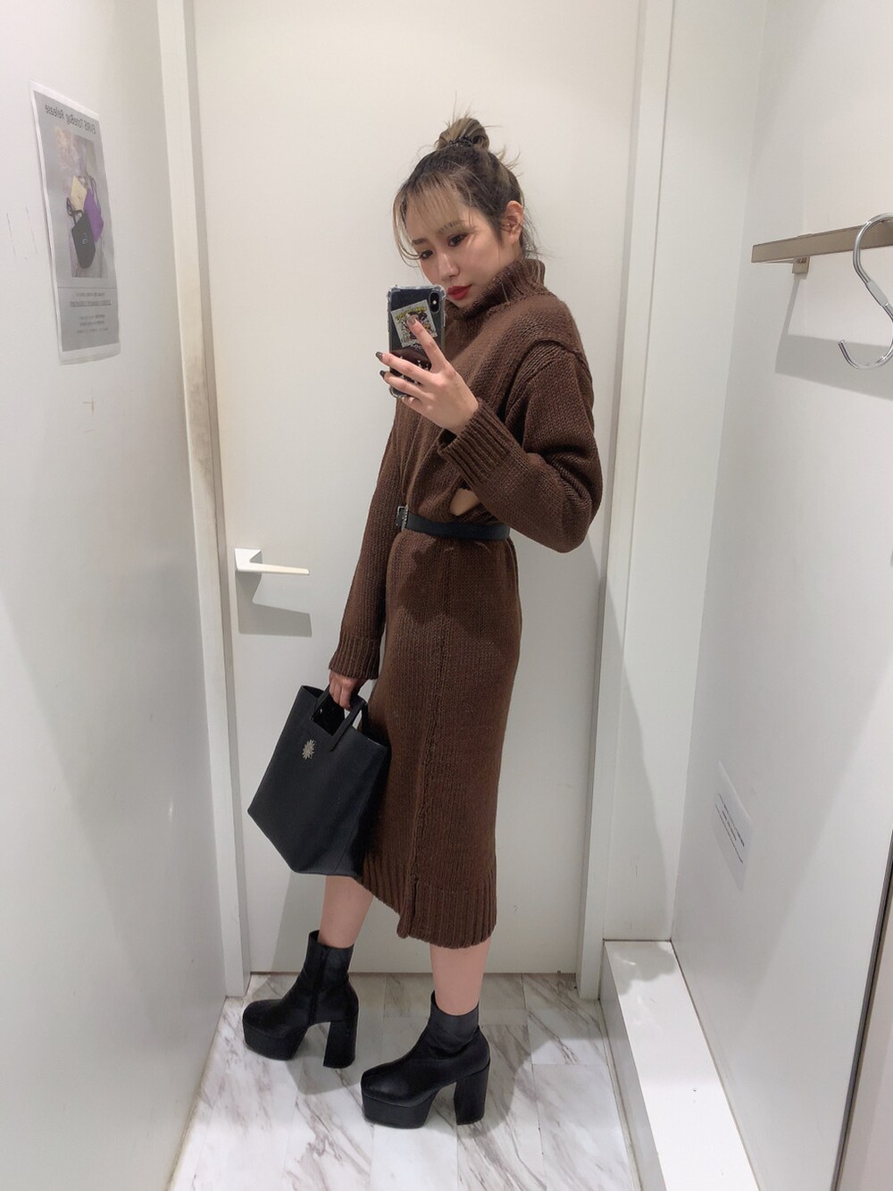 ブラウン系のワンピース、ブラック系のベルトを着用したレディースの冬コーディネートの2枚目の写真