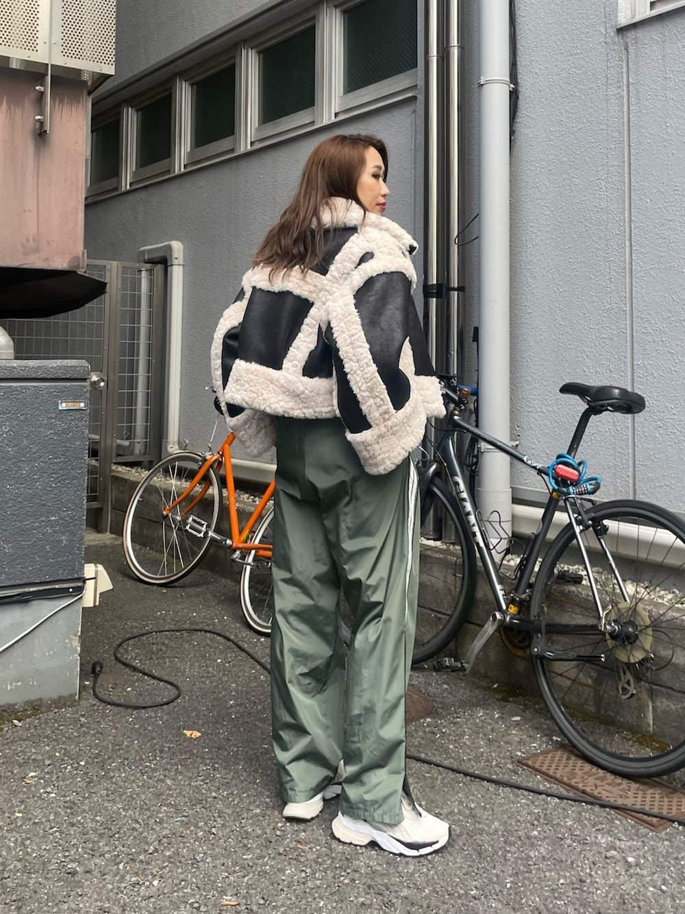 ホワイト系のスニーカー、グリーン系のその他パンツ、ブラック系のTシャツ/カットソーを着用したレディースの夏コーディネートの5枚目の写真