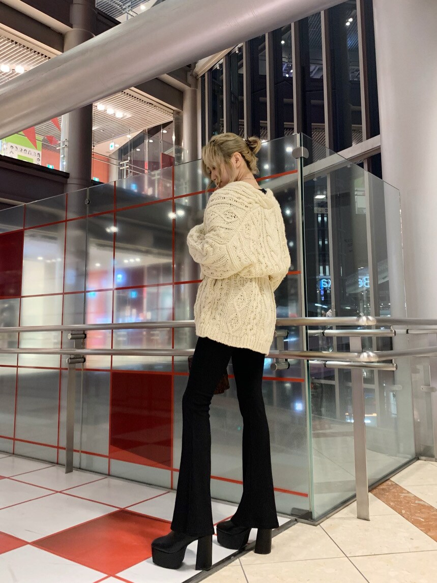 その他のハンドバッグ、ホワイト系のカーディガン/ボレロ、ブラック系のレギンス/スパッツを着用したレディースの秋コーディネートの2枚目の写真