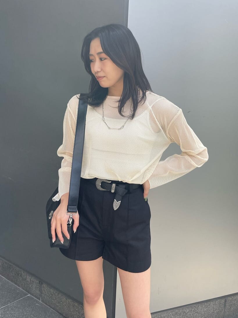 ブラック系のブーツ、ブラック系のその他パンツ、ホワイト系のTシャツ/カットソーを着用したレディースの春コーディネートの6枚目の写真