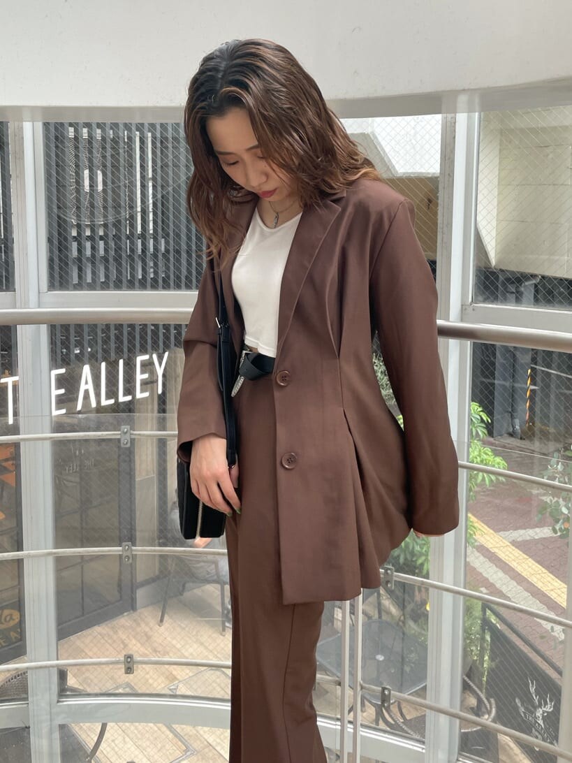 ブラック系のローファー、ブラック系のハンドバッグ、ホワイト系のTシャツ/カットソーを着用したレディースの夏コーディネートの6枚目の写真