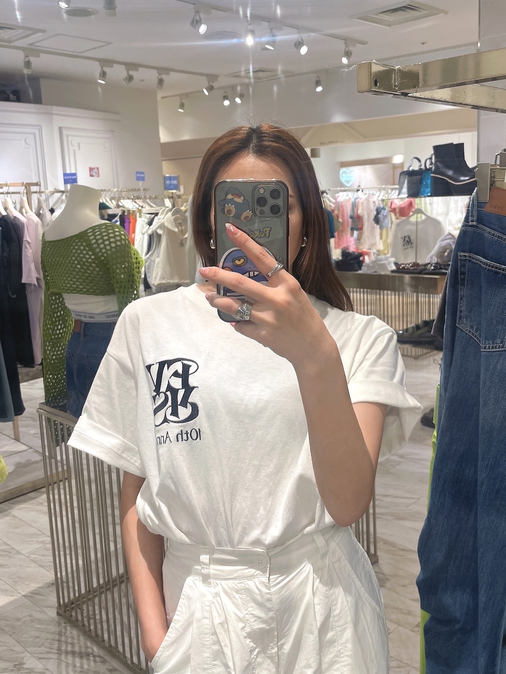 ホワイト系のカーゴパンツ、ホワイト系のTシャツ/カットソー、ブラック系のブーツを着用したレディースの春コーディネートの2枚目の写真