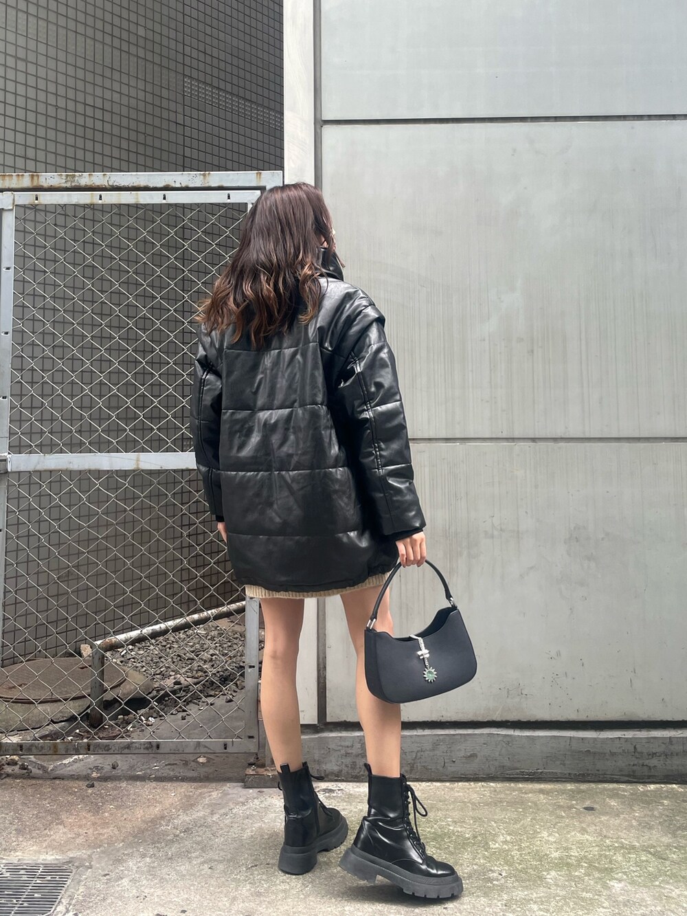 ベージュ系のワンピース、ブラック系のブーツ、ブラック系のハンドバッグを着用したレディースの秋コーディネートの5枚目の写真