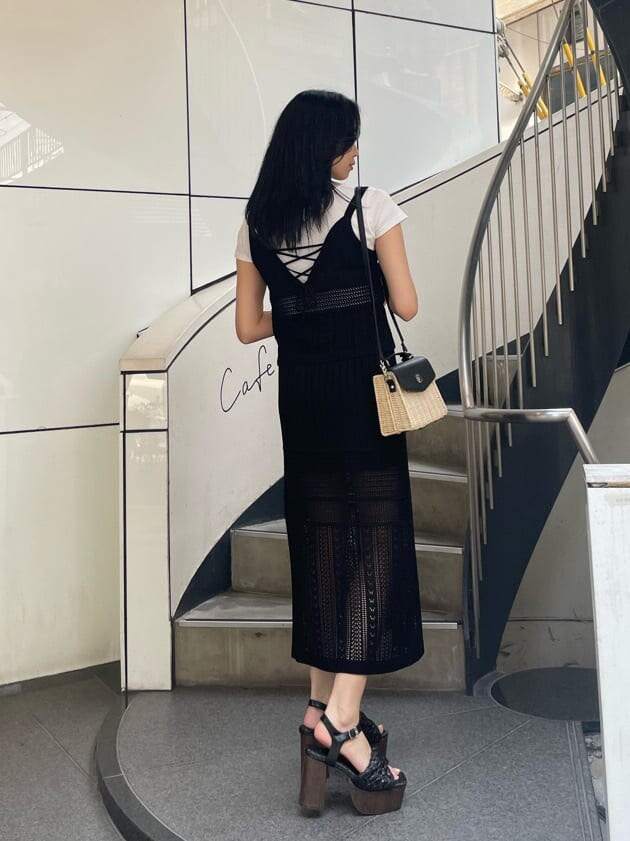 ホワイト系のTシャツ/カットソー、ブラック系のキャミソール、ブラック系のスカートを着用したレディースの夏コーディネートの2枚目の写真