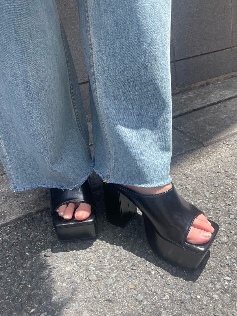 ブラック系のサンダル、ブルー系のデニムパンツ、ホワイト系のニット/セーターを着用したレディースの夏コーディネートの9枚目の写真