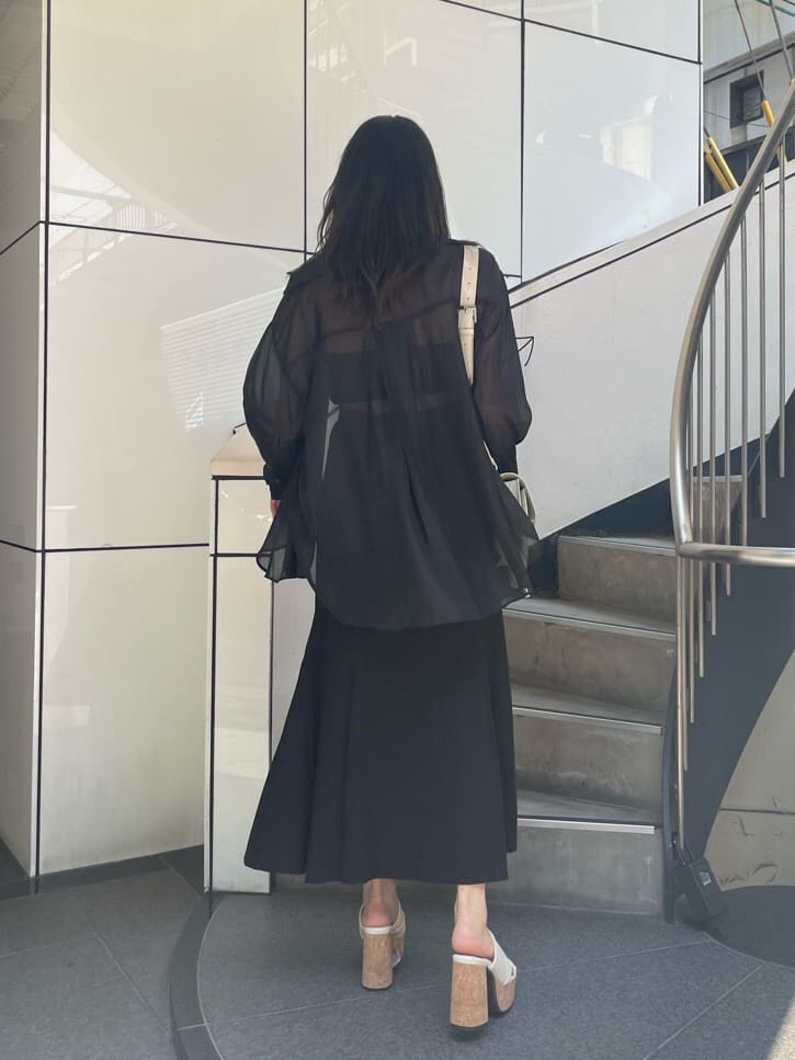 ブラック系のキャミソール、ブラック系のシャツ/ブラウス、ホワイト系のショルダーバッグを着用したレディースの夏コーディネートの2枚目の写真