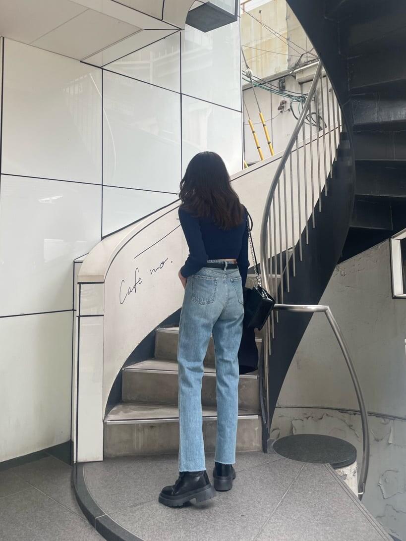 ブラック系のブーツ、ブラック系のテーラードジャケット、ブラック系のハンドバッグを着用したレディースの秋コーディネートの3枚目の写真