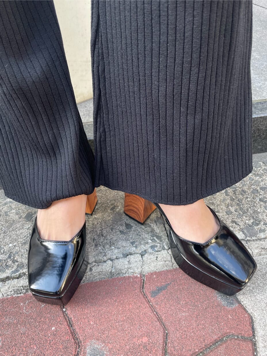 ブラック系のパンプス、グリーン系のショルダーバッグ、ブラック系のその他パンツを着用したレディースの春コーディネートの7枚目の写真