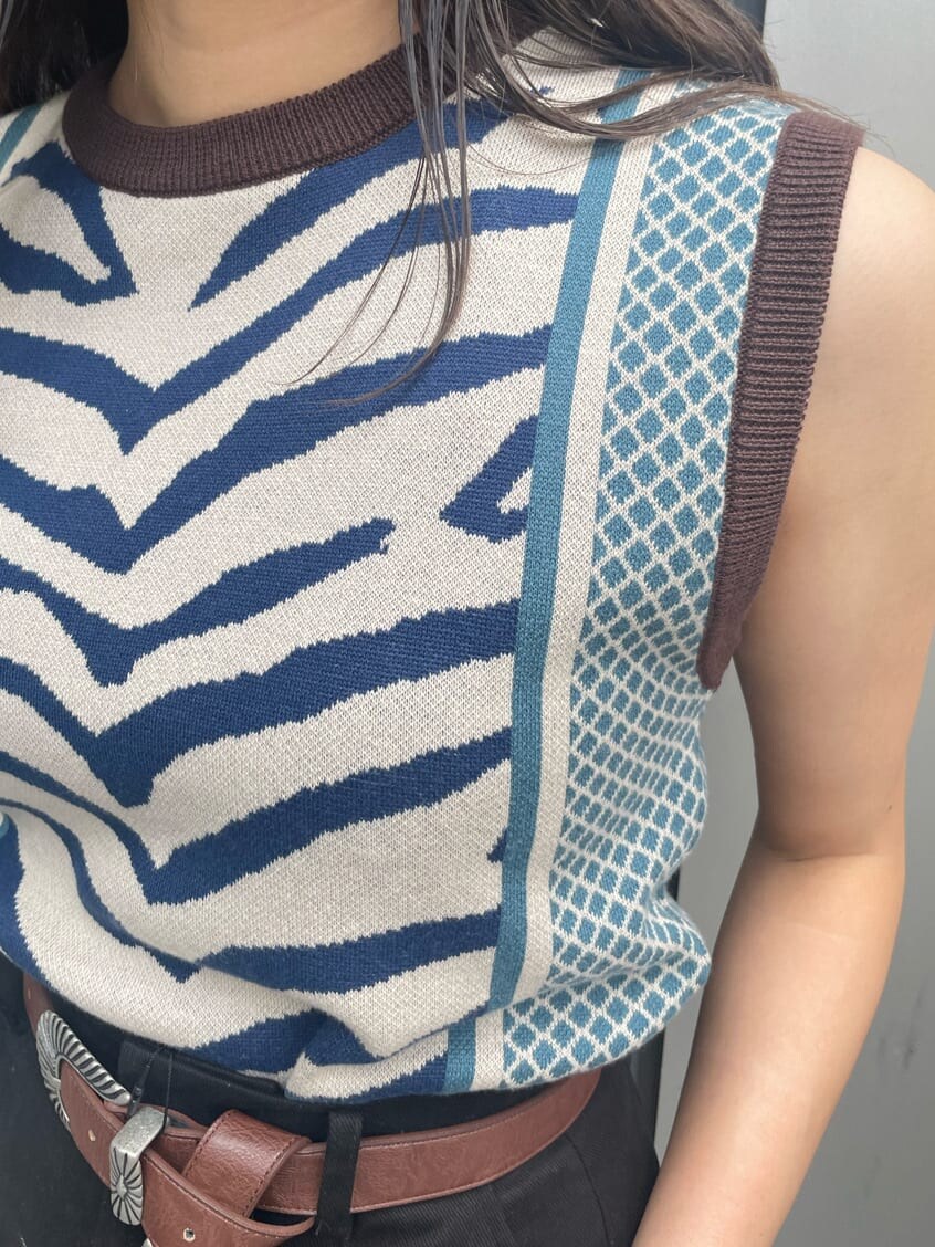 ブルー系のニット/セーター、ブラック系のブーツ、ブラック系のその他パンツを着用したレディースの夏コーディネートの5枚目の写真