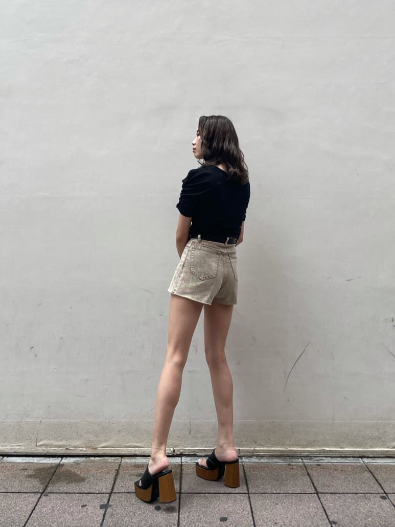 ブラック系のサンダル、ベージュ系のデニムパンツ、ブラック系のTシャツ/カットソーを着用したレディースの夏コーディネートの5枚目の写真