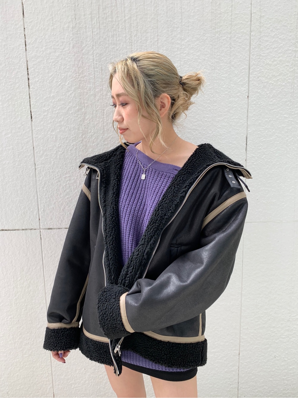 パープル系のニット/セーターを着用したレディースの秋コーディネートの2枚目の写真