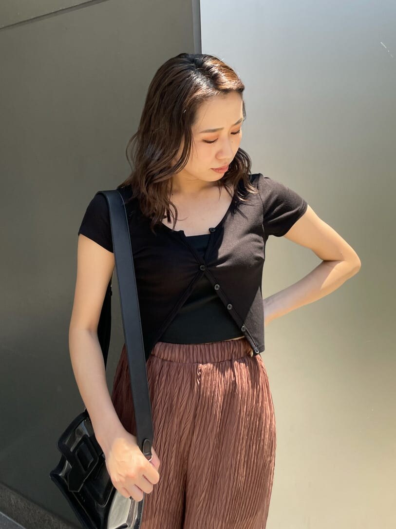 ブラウン系のその他パンツ、ブラック系のサンダル、ブラック系のTシャツ/カットソーを着用したレディースの夏コーディネートの3枚目の写真