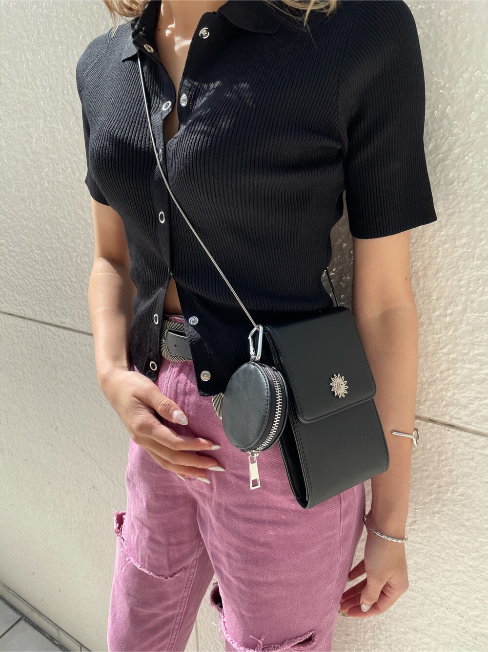 ブラック系のサンダル、パープル系のデニムパンツ、ブラック系のTシャツ/カットソーを着用したレディースの春コーディネートの6枚目の写真