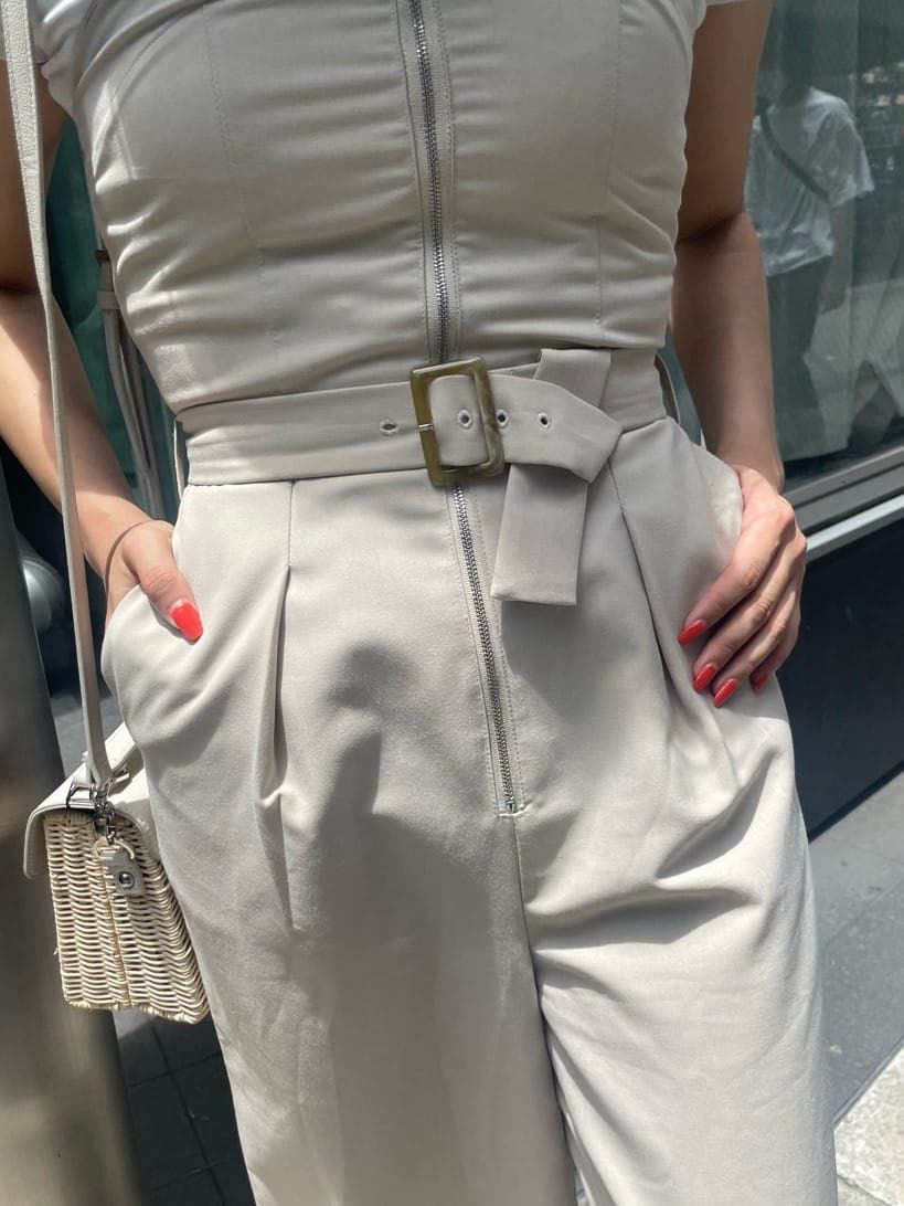 ホワイト系のTシャツ/カットソー、ホワイト系のサロペット/オーバーオール、ホワイト系のサンダルを着用したレディースの夏コーディネートの7枚目の写真