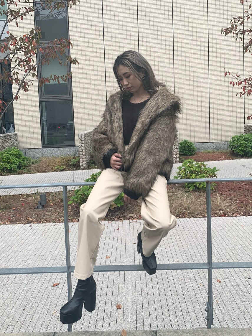 ブラック系のニット/セーター、ホワイト系のその他パンツ、ブラック系のベルトを着用したレディースの秋コーディネートの6枚目の写真