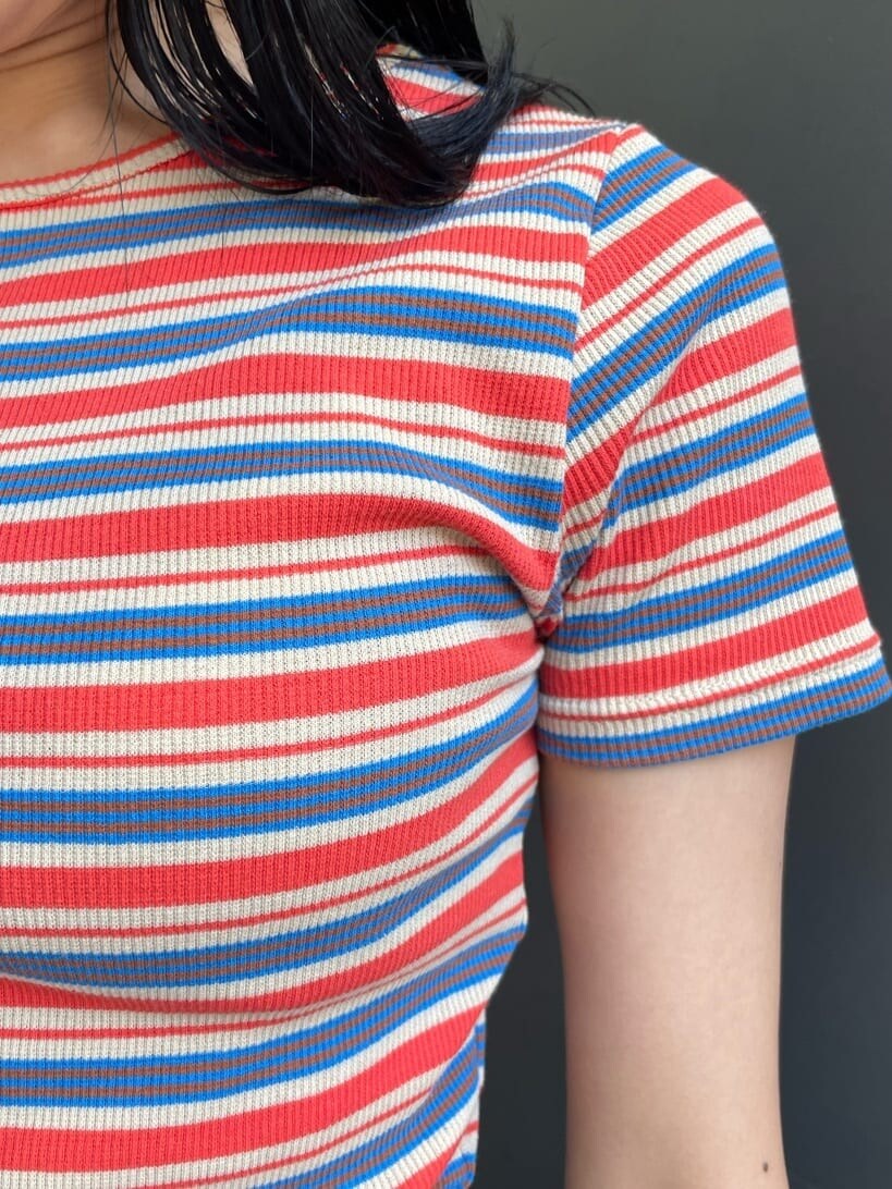 ブラック系のその他パンツ、オレンジ系のTシャツ/カットソー、ブラック系のショルダーバッグを着用したレディースの夏コーディネートの8枚目の写真