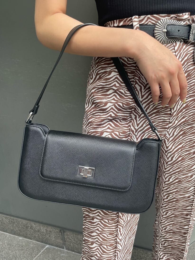 その他のその他パンツ、ブラック系のショルダーバッグ、ブラック系のTシャツ/カットソーを着用したレディースの春コーディネートの5枚目の写真