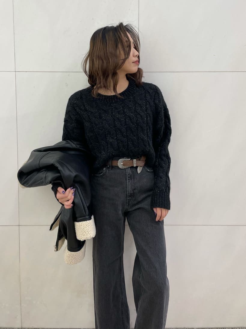 ブラック系のデニムパンツ、ブラック系のブルゾン、ブラック系のニット/セーターを着用したレディースの秋コーディネートの3枚目の写真