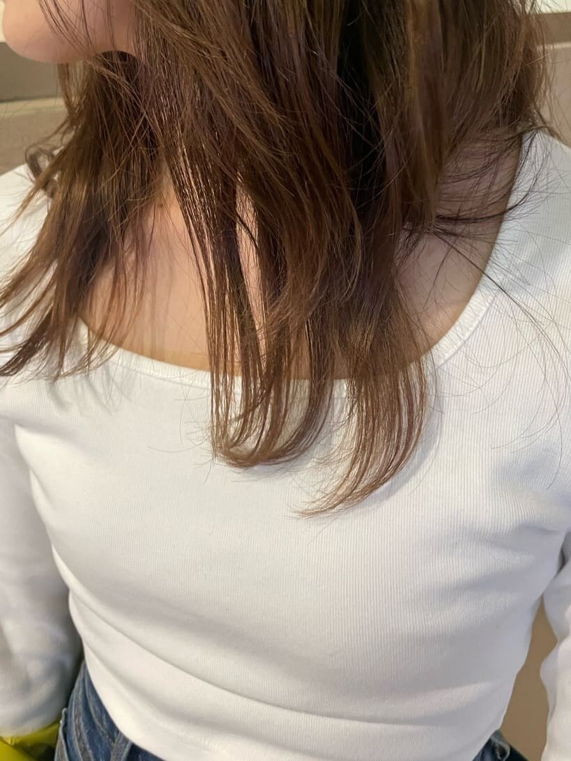 ブルー系のMA-1、ブラック系のブーツ、ブルー系のデニムパンツを着用したレディースの秋コーディネートの7枚目の写真