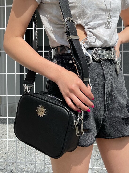 ブルー系のTシャツ/カットソー、ブラック系のサンダル、ブラック系のデニムパンツを着用したレディースの春コーディネートの4枚目の写真