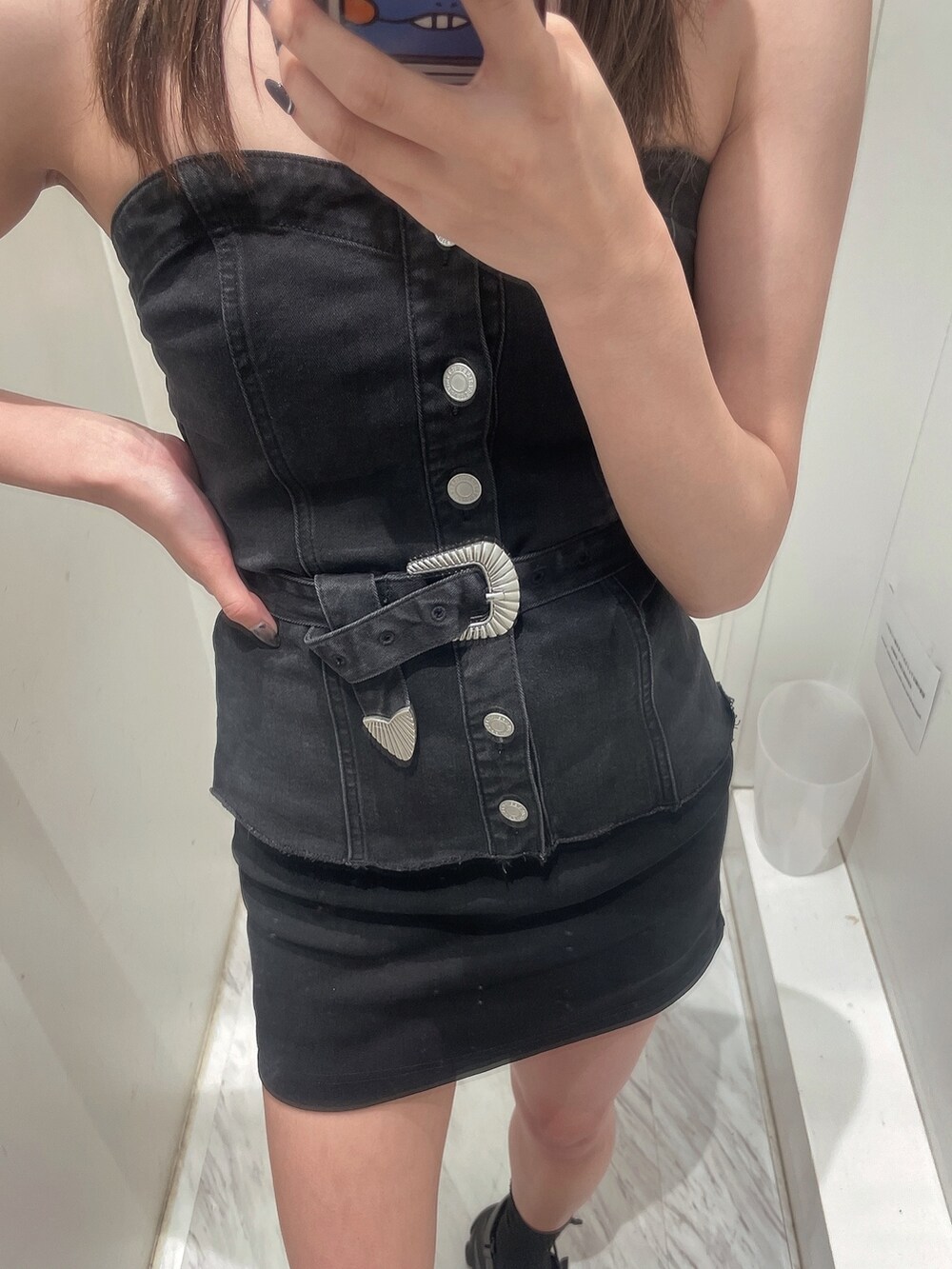 ブラック系のチューブトップ、ブラック系のサンダルを着用したレディースの春コーディネートの3枚目の写真