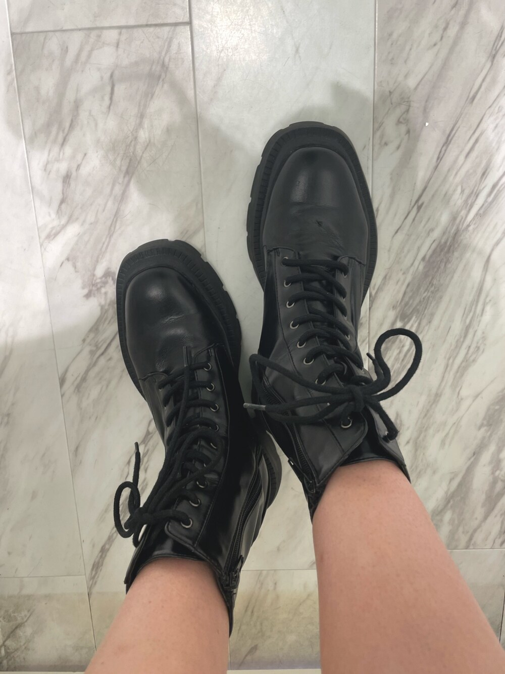 グリーン系のニット/セーター、ブラック系のブーツを着用したレディースの冬コーディネートの5枚目の写真