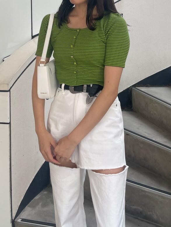 グリーン系のTシャツ/カットソー、ホワイト系のショルダーバッグ、ホワイト系のデニムパンツを着用したレディースの春コーディネートの3枚目の写真