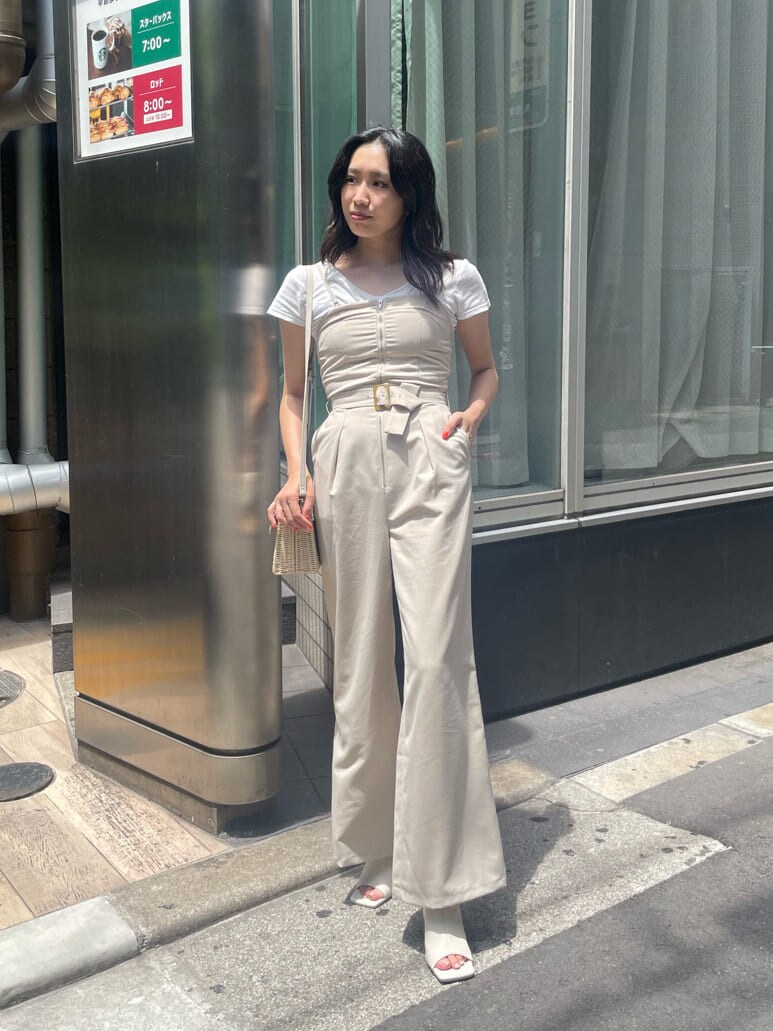 ホワイト系のTシャツ/カットソー、ホワイト系のサロペット/オーバーオール、ホワイト系のサンダルを着用したレディースの夏コーディネートの2枚目の写真