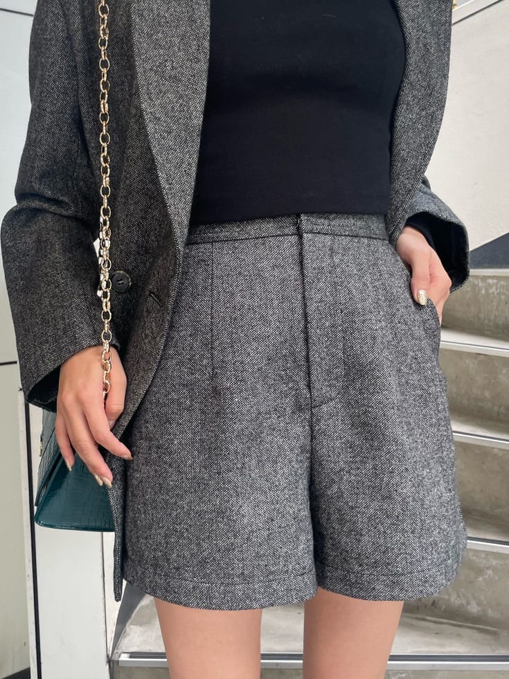 ブラック系のブーツ、ブラック系のテーラードジャケット、ブラック系のその他パンツを着用したレディースの秋コーディネートの8枚目の写真