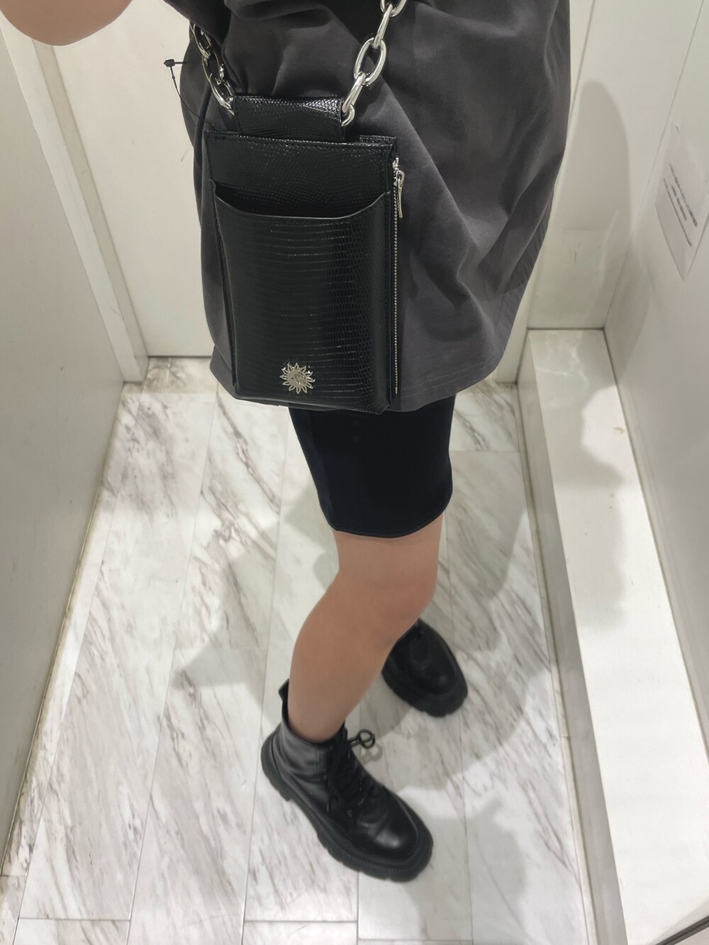 ブラック系のTシャツ/カットソー、ブラック系のショルダーバッグ、ブラック系のその他パンツを着用したレディースの春コーディネートの6枚目の写真