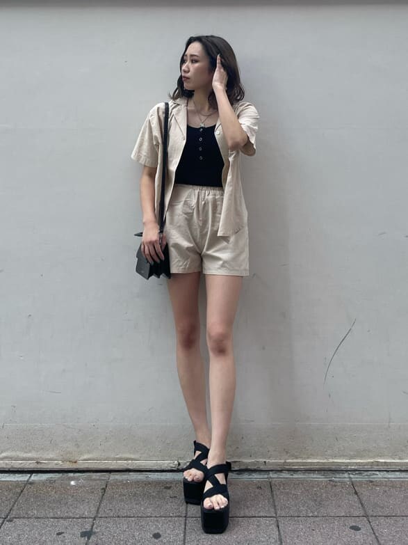 ブラック系のサンダル、ホワイト系のその他パンツ、ホワイト系のシャツ/ブラウスを着用したレディースの秋コーディネートの5枚目の写真