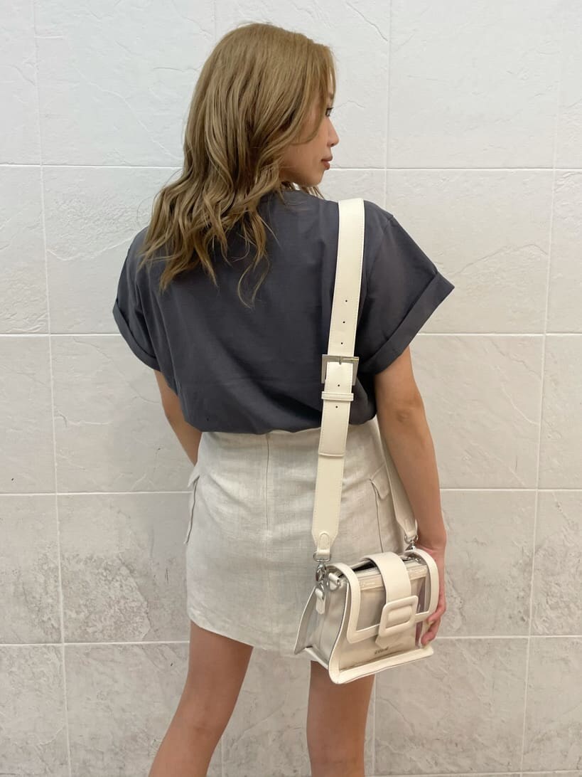 ブラック系のサンダル、ホワイト系のスカート、グレー系のTシャツ/カットソーを着用したレディースの夏コーディネートの4枚目の写真