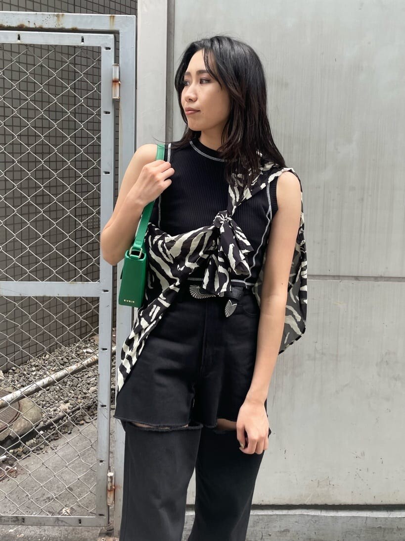 ブラック系のサンダル、その他のシャツ/ブラウス、グリーン系のショルダーバッグを着用したレディースの春コーディネートの5枚目の写真