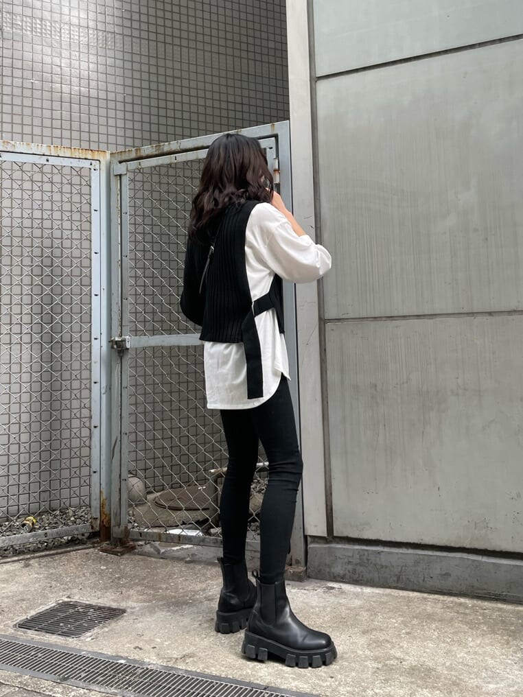 ブラック系のデニムパンツ、ベージュ系のその他アウター、ブラック系のブーツを着用したレディースの冬コーディネートの2枚目の写真