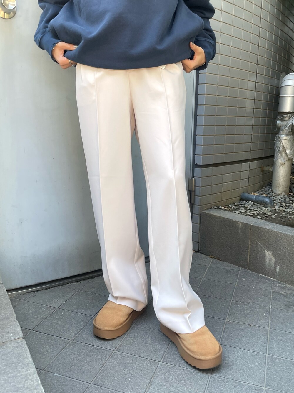 ブルー系のスウェット、ホワイト系のシャツ/ブラウス、ホワイト系のその他パンツを着用したレディースの冬コーディネートの8枚目の写真