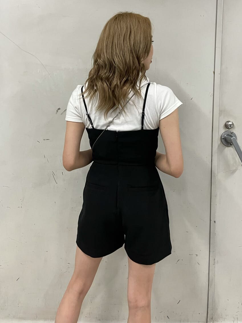 ブラック系のつなぎ/オールインワン、ブラック系のサンダル、ホワイト系のTシャツ/カットソーを着用したレディースの夏コーディネートの5枚目の写真