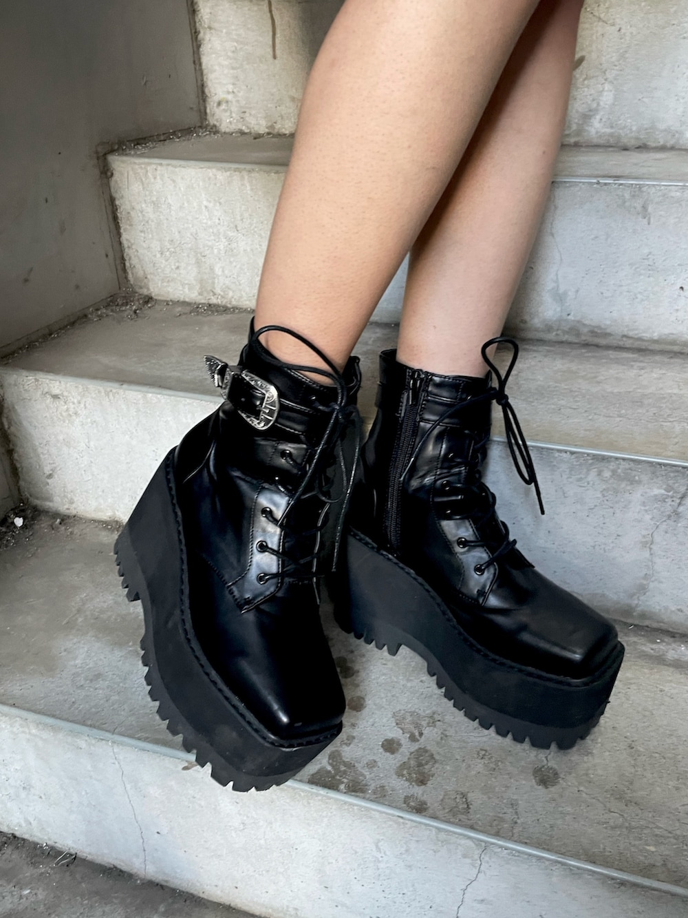 ブラウン系のその他パンツ、ブラック系のハンドバッグ、ブラック系のダウンジャケット/コートを着用したレディースの秋コーディネートの7枚目の写真