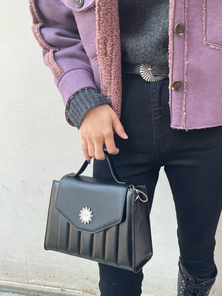 ブラック系のブーツ、パープル系のブルゾン、ブラック系のショルダーバッグを着用したレディースの冬コーディネートの7枚目の写真